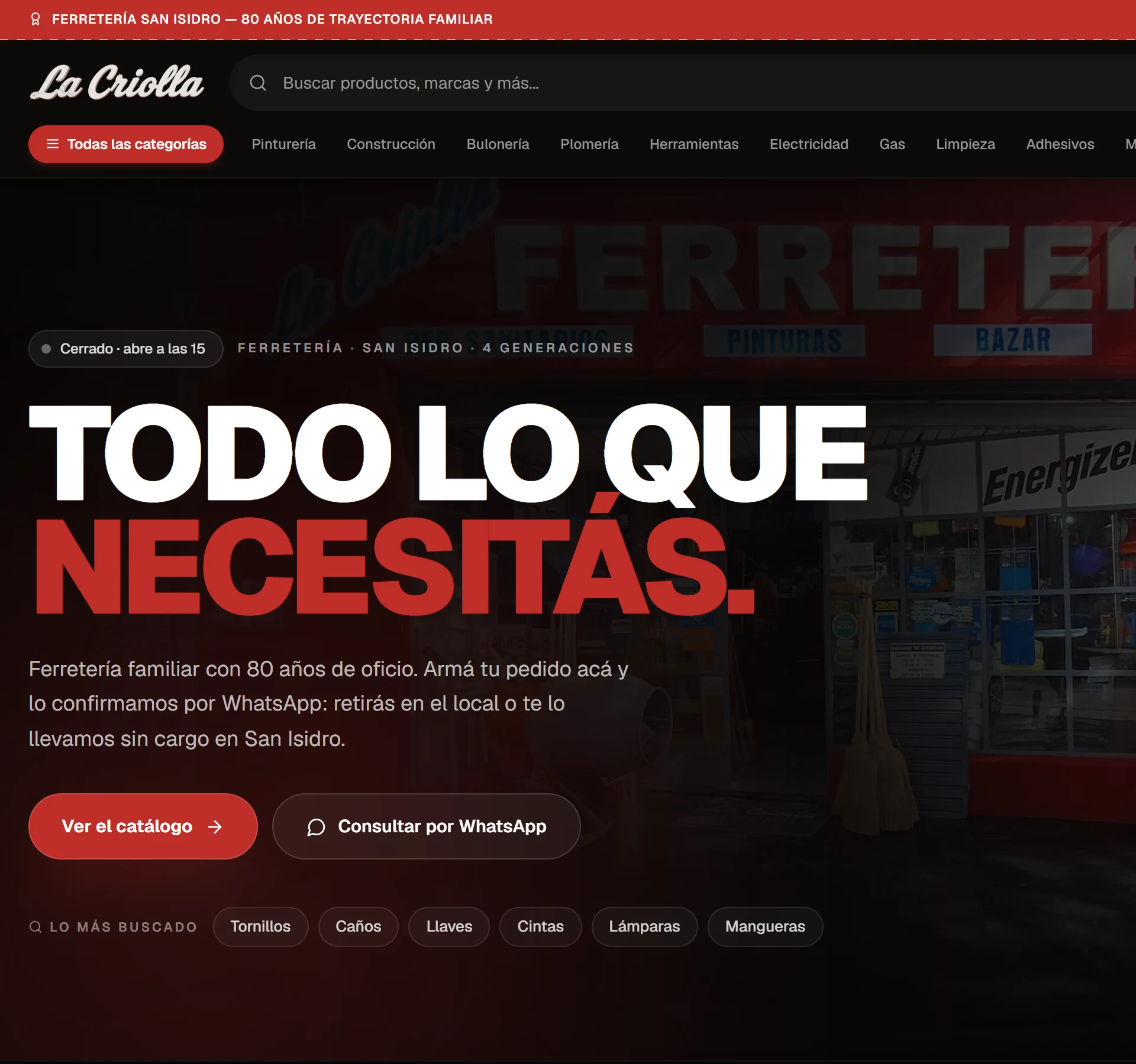 Portada del catálogo de La Criolla: el frente rojo de la ferretería y el título Todo lo que necesitás.